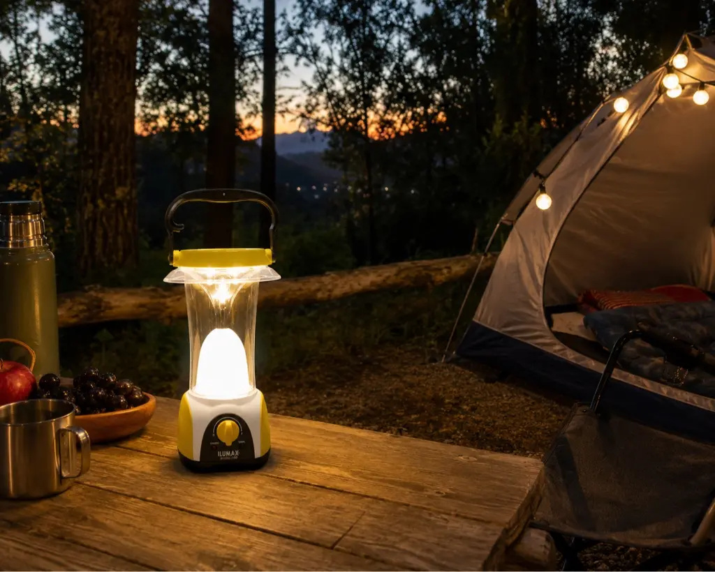 Lámpara recargable y solar 10 W instalado en un espacio